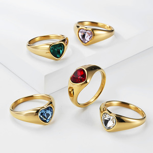 Comercio electrónico transfronterizo, anillo de titanio chapado en oro con diamantes en forma de corazón, muy vendido en Europa y América, para mujeres. - Product Image 1