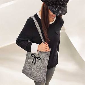 Bolso Tote con detalle de lazo negro bordado - Product Image 6