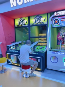 Il nuovo centro di gioco alla moda offre giochi di tiro dal vivo-giochi in cui i giocatori usano pistole vere per sparare ai bersagli per divertimento. - Product Image 3