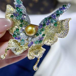 Broche de Perla Dorada de Nanyang de Agua Salada de Alta Gama de 8-9 mm, con Diseño de Mariposa y Patrón Numérico - Product Image 5