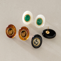 Boucles d'oreilles clous J&D Vintage en acier inoxydable plaqué or 18 carats PVD, ovales, avec pierres en résine noire marbrée, ambre et aventurine verte translucide