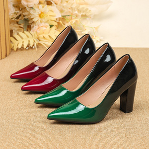 Escarpins élégants pour femmes à bout pointu, à enfiler, en cuir verni dégradé rouge-noir, avec talon bloc épais classique - Product Image 4