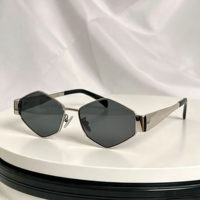 Lunettes de soleil de haute qualité UV400 légères et confortables, monture carrée pleine, verres dégradés en PC, lunettes de soleil tendance, petites, dorées, unisexes