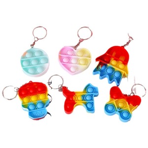 Porte-clés Pop It Fidget Toy arc-en-ciel, petite taille, anti-stress pour enfants, unisexe, en plastique, style mignon - Product Image 4