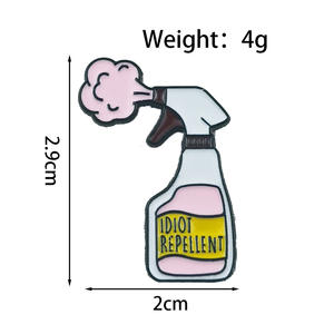 Broche de dibujos animados creativo con forma personalizada de botella de spray repelente de idiotas, para limpieza de aceite por goteo, decoración de bolsos, en stock - Product Image 4
