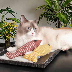 Juguete personalizado para gatos con hierba gatera, respetuoso con el medio ambiente, bonito diseño de pez, juguete interactivo para masticar relleno de lino suave para gatitos de interior - Product Image 2