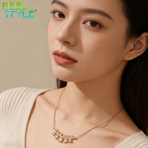 Collar con Colgante de Barra en Forma de Arco con Gema de Circonita Cúbica Baguette Totalmente Personalizado para Mujer, en Oro PVD, Oro Rosa, Plata, Acero Inoxidable 316, con Cadena de Caja - Product Image 1