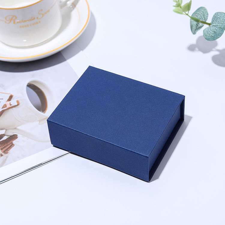 Boîte à costumes (9*9*3)