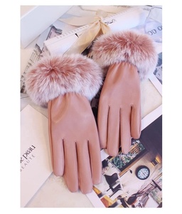 Gants d'hiver 2026 pour <span class=keywords><strong>femme</strong></span> en fausse fourrure et <span class=keywords><strong>cuir</strong></span> PU, chauds, compatibles écran tactile, avec revers chaud, pour l'extérieur, prix d'usine, vente en gros - Product Image 2