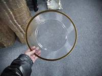 Assiette de présentation transparente en plastique à bord doré pour mariage