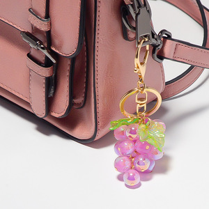 Llavero de Resina con Diseño de Uva de Dibujos Animados con Anillo de Aleación de Zinc - Regalo Creativo y Moderno, Cadena para Teléfono y Colgante para Bolso Duradero - Product Image 2