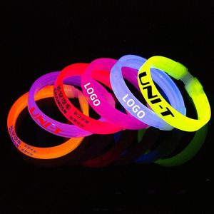 Pulsera de Goma Luminosa Personalizada que Brilla en la Oscuridad, Pulsera Promocional para Fiestas - Product Image 1