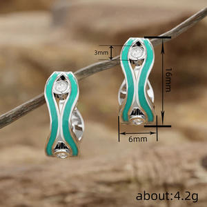 Boucles d'oreilles Huggie Sunshine Of Your Smile en alliage de zinc plaqué or blanc, serties de zircon rond, bijoux géométriques tendance pour femmes - Product Image 6