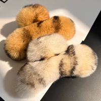 Pince à cheveux en peluche de haute qualité Dowell, design moderne et simple, pince à cheveux décorative de grande taille en plastique pour filles, utilisation hivernale