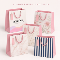 Sac cadeau en papier kraft blanc avec logo imprimé personnalisé, poignée, matériau recyclé, design sérigraphié pour l'emballage des boutiques de vêtements
