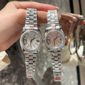 Montre classique à cadran argenté avec un saphir serti de diamants étincelants, lunette finie à la main, bracelet en acier inoxydable poli - Product Image 1