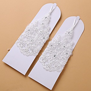 Gant de mariée sans doigts en dentelle blanche avec strass - Product Image 3