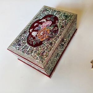 Caja Decorativa de Lacado Chino con Incrustaciones de Madreperla Pintada a Mano, Caja de Recuerdos, Regalo Artístico para el Día de San Valentín - Product Image 3