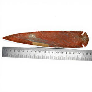 Punta de Flecha de Piedra Roja Hecha a Mano de 20 cm, Imitación Antigua, Artesanía Coleccionable - Product Image 1