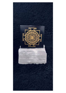 Placa de Carga de Ágata Negra con Diseño Grabado de Kuber Yantra, con Cristal Natural Energético Tallado en Selenita - Product Image 2