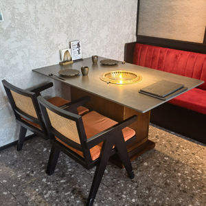 <span class=keywords><strong>Table</strong></span> à manger intérieure personnalisée <span class=keywords><strong>avec</strong></span> BBQ Hot Pot <span class=keywords><strong>Table</strong></span> en pierre de marbre <span class=keywords><strong>Barbecue</strong></span> <span class=keywords><strong>intégré</strong></span> pour utilisation au restaurant - Product Image 1