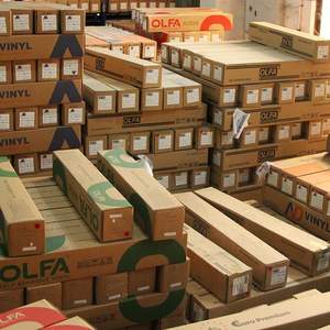 Impresión autoadhesiva <span class=keywords><strong>de</strong></span> calidad económica, rollo <span class=keywords><strong>de</strong></span> película <span class=keywords><strong>de</strong></span> <span class=keywords><strong>vinilo</strong></span> <span class=keywords><strong>de</strong></span> visión unidireccional, Rollo adhesivo <span class=keywords><strong>de</strong></span> <span class=keywords><strong>vinilo</strong></span> - Product Image 6