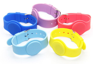 Không thấm nước thụ động 13.56MHz RFID Silicone dây đeo cổ tay <span class=keywords><strong>Mifare</strong></span> <span class=keywords><strong>1K</strong></span> <span class=keywords><strong>NFC</strong></span> Vòng đeo tay để kiểm soát truy cập hoặc thanh toán - Product Image 4