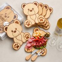 Planche à découper en bambou naturel en forme d'ours avec ensemble de couverts, idéale pour les fêtes de naissance et la présentation de collations pour enfants à la maison