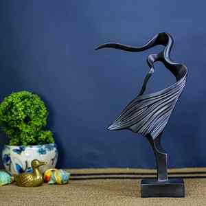 Sculpture abstraite moderne en résine noire inspirée des mouvements gracieux de la danse, forme artistique fluide, parfaite pour la décoration intérieure de luxe. - Product Image 5