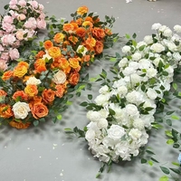 Chemin de table de 200 cm avec roses blanches pour décoration florale de table d'honneur de mariage de style minimaliste