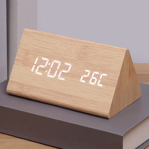 Noordse Elektronische LED Driehoekige Klok Moderne Eenvoud Houtnerf Stille Lichtgevende Woonkamer Slaapkamer Bedside Digitale Wekker - Product Image 3
