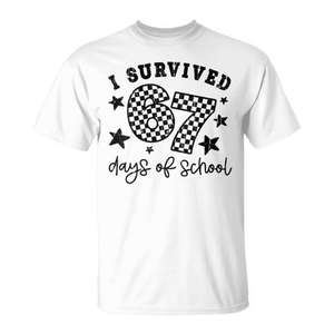 Camiseta con meme de "Sobreviví a 67 días de escuela" para adultos, unisex, blanca - Product Image 1