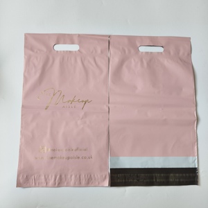 Bolsas de Envío de Plástico Rosa Personalizadas con Impresión Dorada - Bolsas de Envío con Asa Troquelada para Marcas de Belleza y Maquillaje - Product Image 3