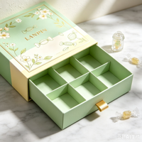 Boîte cadeau rigide artisanale délicate de type tiroir avec illustration personnalisée de fleurs et bonbons, plateau en papier à compartiments et fermeture magnétique pour aliments