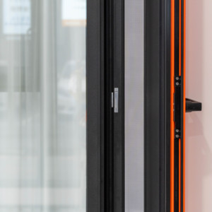 Fenêtre en verre aluminium noir de la série Designer avec panneau décoratif orange, profil fin pour maison de luxe - Product Image 3