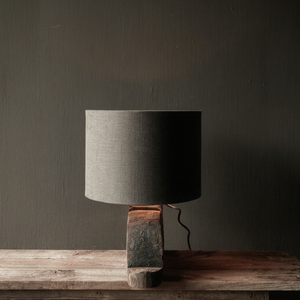 Abat-jour ovale style Aura, lampe de table rustique en bois faite à la main, base sculptée décorative, abat-jour en tissu pour salon, chambre, maison - Product Image 2