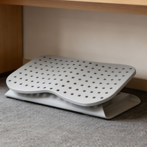 Reposapiés Ergonómico Ajustable de 6 Niveles - Diseño con Orificios de Ventilación, Reposapiés Bajo Escritorio, Material PP Duradero, Ideal para Uso en Oficina - Product Image 4