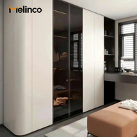 Système d'armoires murales Melinco sur mesure, même couleur, solution tout-en-un pour chambre principale, dressing, armoire de rangement