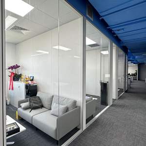 Moderne geluidsdichte glazen scheidingswand met aluminium frame, aanpasbaar verplaatsbaar ontwerp voor thuiskantoor & commercieel gebruik - Product Image 2