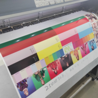 Film vinyle auto-adhésif blanc imprimable de haute qualité brillant/mat 120 g/m² 140 g/m² à haute adhérence pour impression éco-solvant