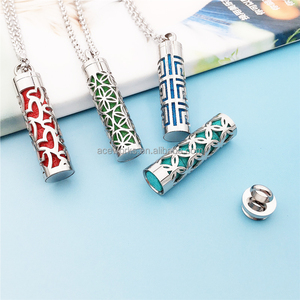 Diffuseur d'huiles essentielles en acier inoxydable, pendentif |   Capsule d'aromathérapie rechargeable avec design découpé au laser en plusieurs couleurs - Product Image 1