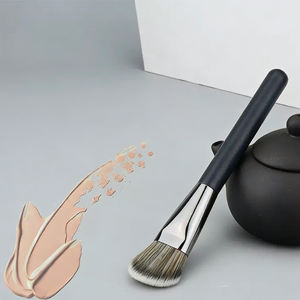 Brocha de Maquillaje Profesional de Alta Calidad con Logotipo Personalizado al por Mayor, Brocha para Base de Maquillaje Ancha, Curvada e Inclinada - Product Image 1