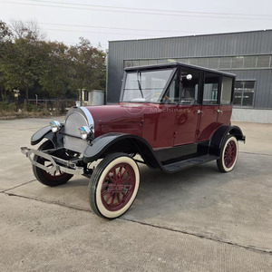 Voiture électrique de tourisme vintage de luxe rouge bordeaux et noire, design carrosserie fermée rétro, silencieuse et durable, véhicule de tourisme rétro haut de gamme - Product Image 3