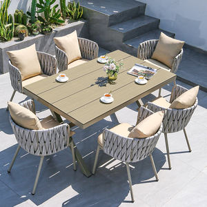 Set Tavolo e Sedie da Esterno in Plastica Effetto Legno con Telaio in Alluminio Impermeabile Antiruggine per Patio e Sala da Pranzo - Product Image 2