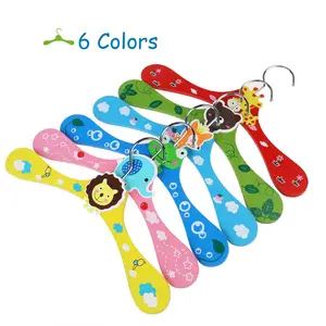 Perchas de madera para ropa con logotipo personalizado de alta calidad con forma de dibujos animados coloridos para niños y bebés