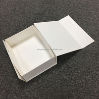 Boîte cadeau en carton ondulé personnalisée, matériaux recyclés, fermeture magnétique, laminage brillant, gaufrage pour vêtements et chaussures