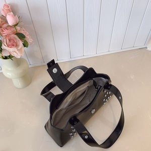 Sac à main décontracté pour femme tendance avec un compartiment zippé orné de diamants sur le côté, en matériau PU. 625 - Product Image 2