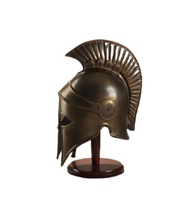 Casque corinthien romain en acier doux de calibre 20 avec motif de plume en laiton finition antique prix de gros - Product Image 1