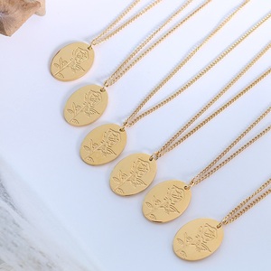 Collana con Ciondolo a Forma di Rosa Geometrica in Acciaio Inossidabile Placcato Oro 18k di Alta Qualità per Uso Quotidiano - Product Image 3