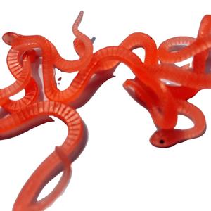 Venta al por mayor QF marca divertida serpiente descompresión juguetes elásticos 28mm 1 pulgada Mini cápsulas de goma suave para niños - Product Image 1